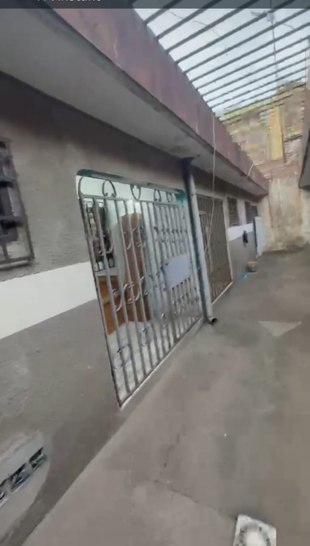 EN VENTE, UNE COUR COMMERCIALE 